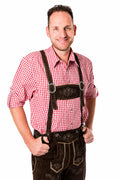 Lederhosenset Jupp met rood hemd en sokken